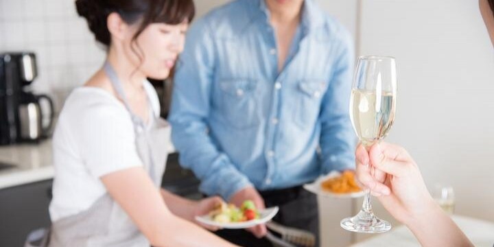 ホームパーティー「手料理」で食中毒に…治療費請求できる? お店との責任の違いは?