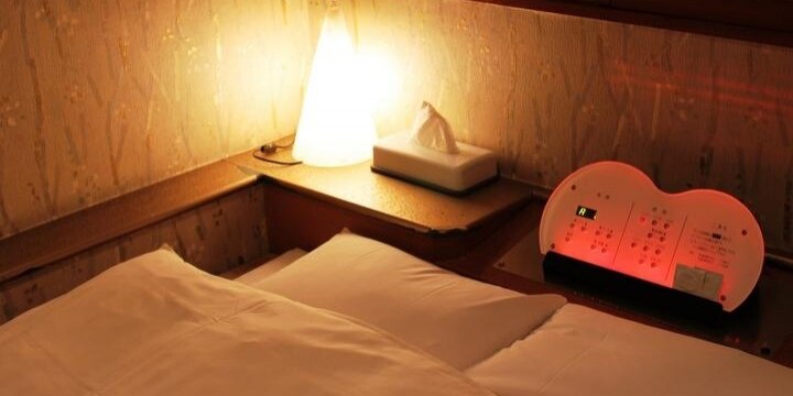 現金払い、宿泊者名簿もない「ラブホテル」の脱税、証拠をつかむための「攻防戦」