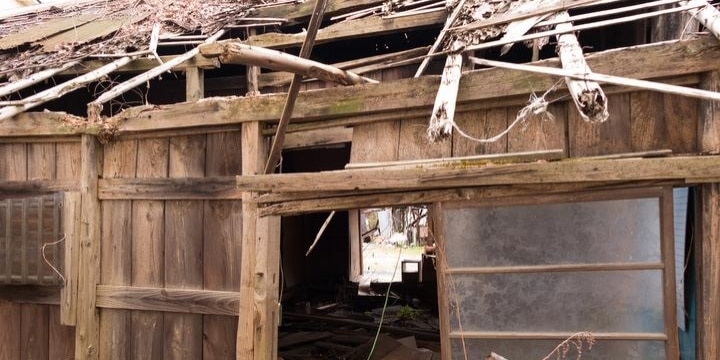 近所の「あばら家」、風雨のたびに「屋根の切れ端」が飛び散って不安…どうすれば?