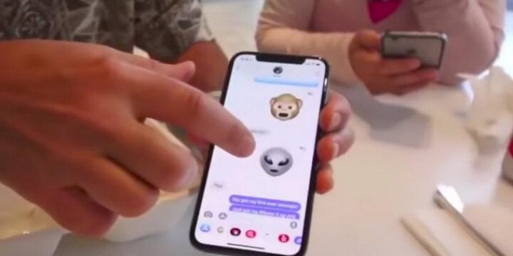 発売前のiPhoneXを従業員の娘がYoutubeに公開、父は解雇に…仕方ない?