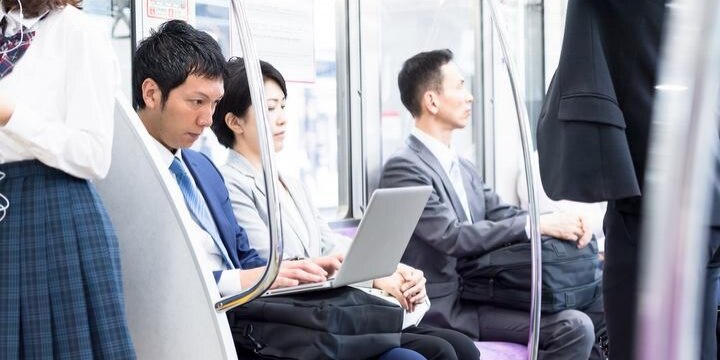 電車内でPC使って社内情報モロバレ…情報漏洩に発展した場合、損害賠償や処分は?