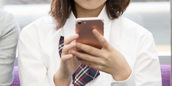電車内でiPhoneの「AirDrop」機能使って周囲に不快な動画送りつけ…何かの罪になる?