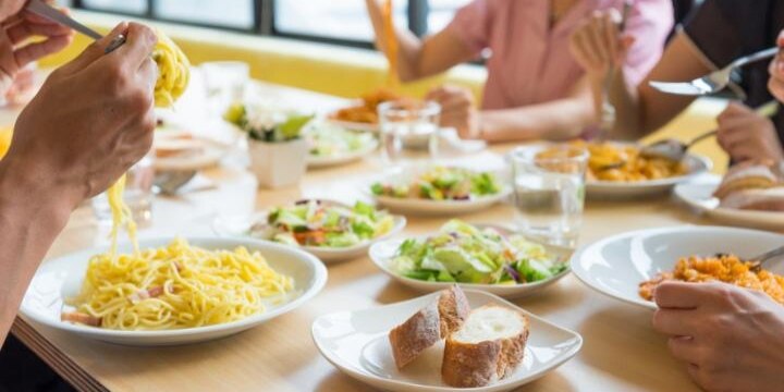 カップルの1人は何も頼まず「水だけ」「大盛りをシェア」、飲食店の「迷惑客」論争