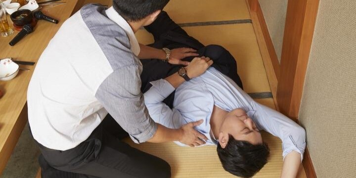 羽目外し「酔いつぶれた同僚」のトリセツ…放置厳禁だが、異性の場合は要注意