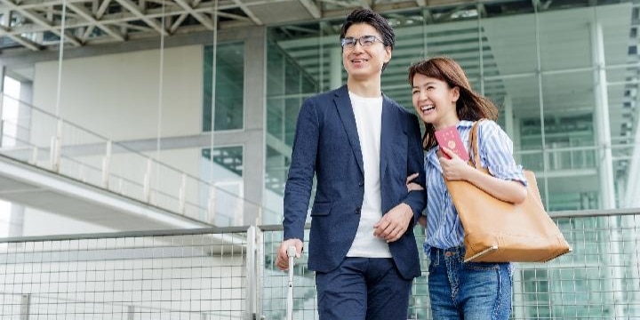 恋人や妻を伴い「同伴出張」、仕事終わりに観光&宿泊デート…法的にアウトな場合も