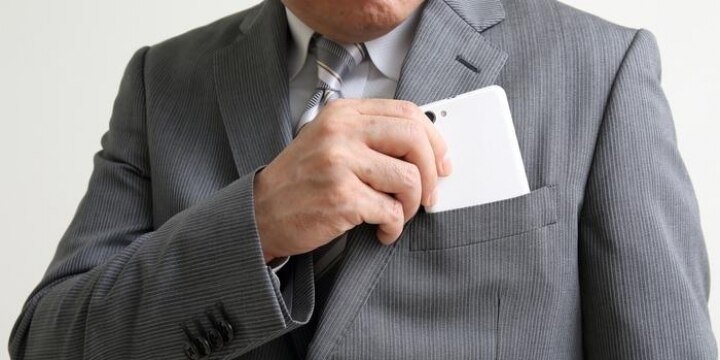 共同通信デスクが社内で女性社員の胸や足を盗撮…服の上からの撮影も犯罪になる?