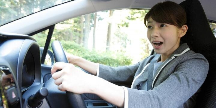 帰省中「親の車」で人身事故を起こしてしまった…保険の範囲外の場合、どうなる?