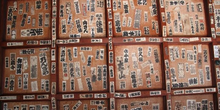 寺社への参拝記念「千社札」に迷惑の声も 「禁止」の明示がなければ貼って良いの?