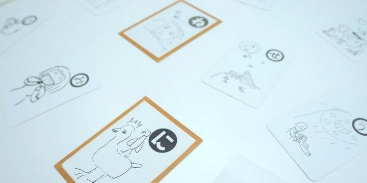 謎の「若松組」が換気扇から出現、突然ニワトリになった家族…統合失調症の闘病体験を「幻聴妄想かるた」に