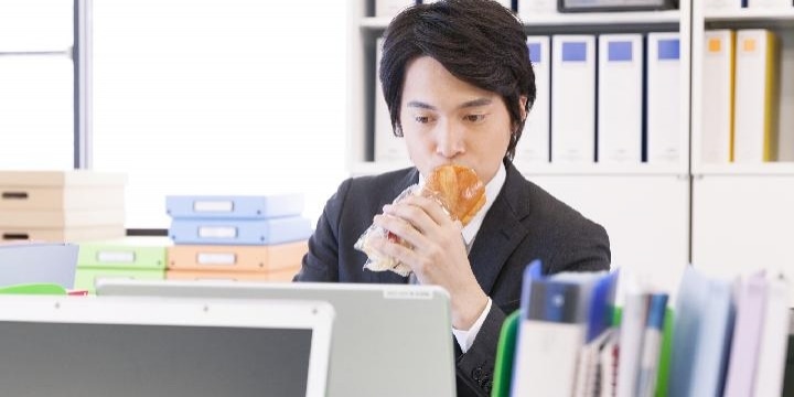 「昼休みを取るなら、その分早く帰りたい」昼食とりながら仕事…会社はどうすれば?