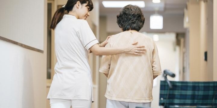 介護職員のストライキ「賛成」65%、「それくらいしないと危機感伝わらない」などの声…人材紹介会社調べ