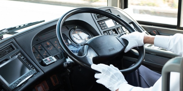 「何かが削られているから安い」旅行会社主導のバス下請け構造…運転手の労働環境、安全性に懸念の声