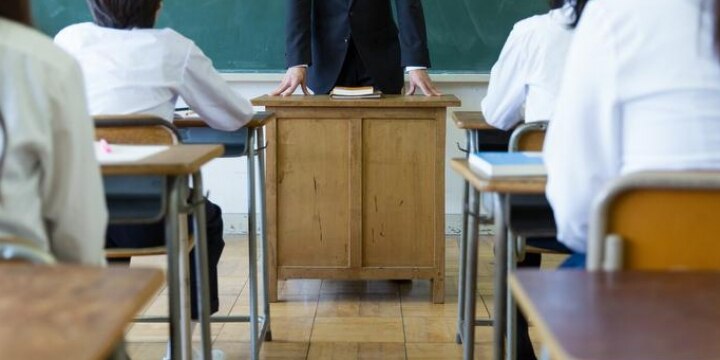 高校教諭が受験予定の中学生母にキス、受験辞退に…刑事・民事の責任は?