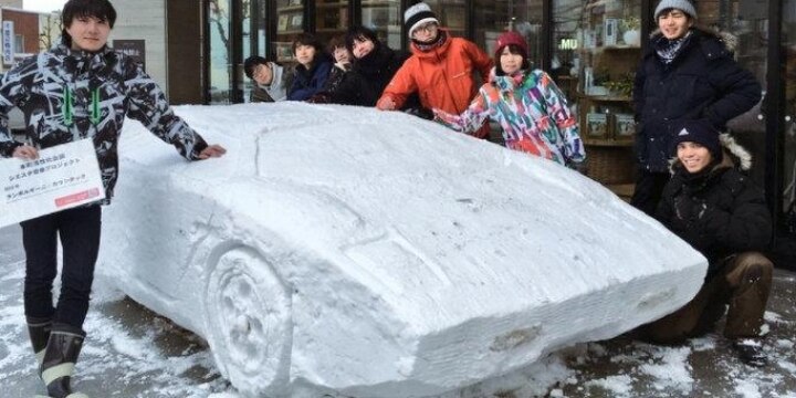 20時間の力作「雪のランボルギーニ」、無断駐車じゃなかったが「そろそろ溶けそう」