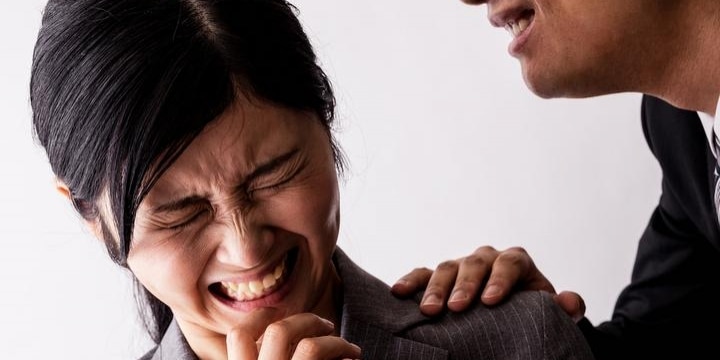 「女性社員の首すじに息をかける」問題行為オンパレードの社員、刑事事件にできる?