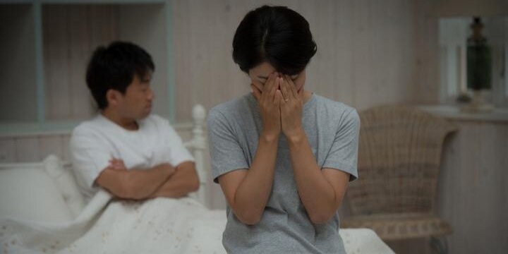 無理やり起こされ、泣いても「夫婦の営み」強要…完全にDV、犯罪になる可能性も