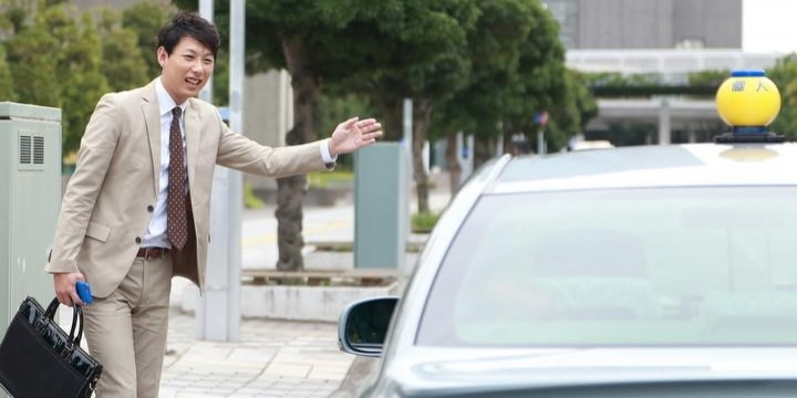 「近場なら他車に乗って!」タクシー運転手の乗車拒否は法的にダメ? OKな場合は?