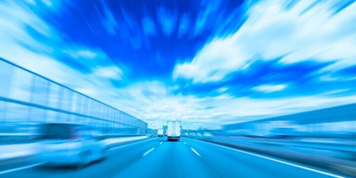 国内最悪「時速235キロ」で高速道路暴走した男性逮捕、懲役刑の可能性も