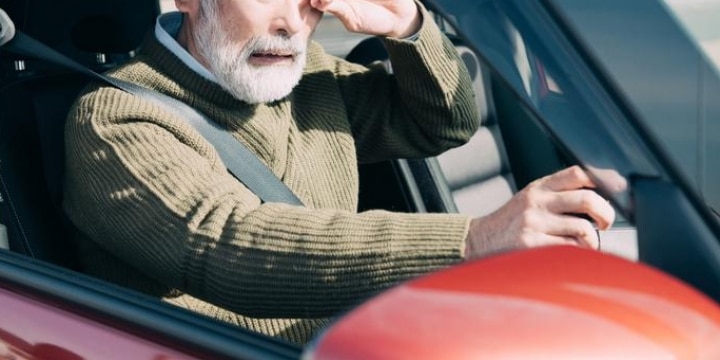 高齢者の運転免許、強制返納の仕組みが必要か? 弁護士の意見割れる