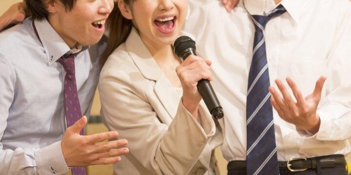 男性部下に「ハグ&キス」を強要する「40代女性上司」、注意しても逆ギレ