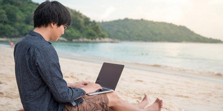 休暇中にも仕事「ワーケーション」に賛否両論、有休取得率アップの効果も 課題は?