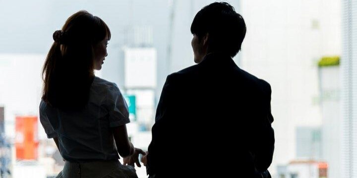 「給湯室でいちゃつき中」実況中継する「職場不倫カップル」、懲戒処分の可能性は?