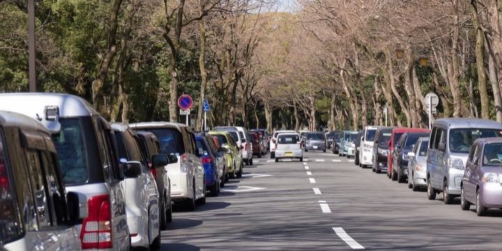歩行中、駐車違反の車に接触してケガ…警察に「運転手の過失はない」と言われ不満