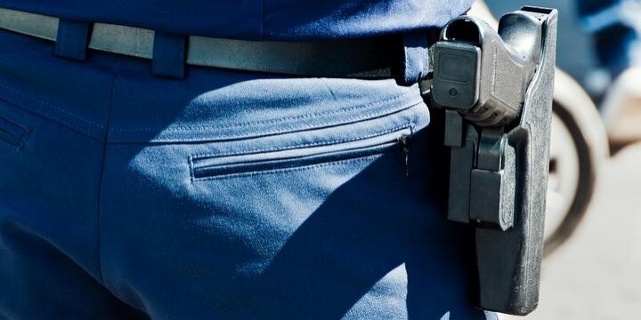 19歳巡査の「実名・顔写真」公開捜査、少年法に反しない? 警官射殺後、銃を持ったまま逃走
