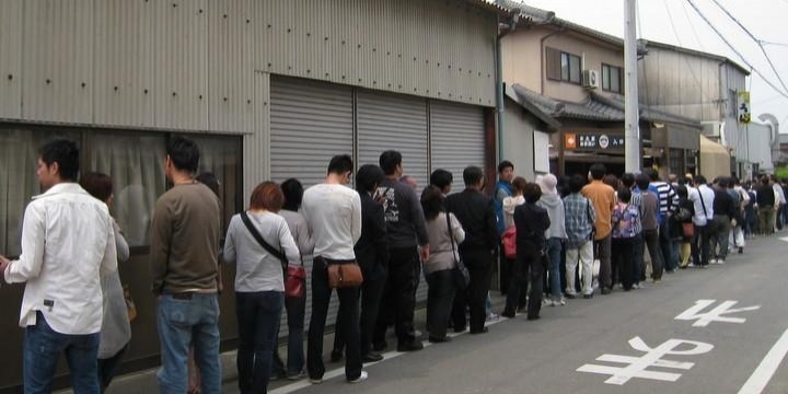 隣の人気店の行列が迷惑…客の一部「明らかな時間つぶし」で来店、営業妨害になる?