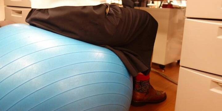 揺れまくる同僚の「バランスボール」にドン引き、私物の持ち込みは制限できる?