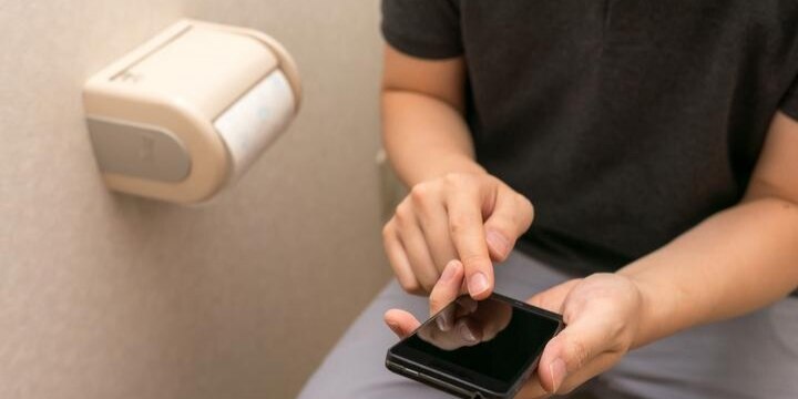 国税徴収官、トイレでスマホ使い「1300回」株取引…懲戒処分は妥当なものだった?