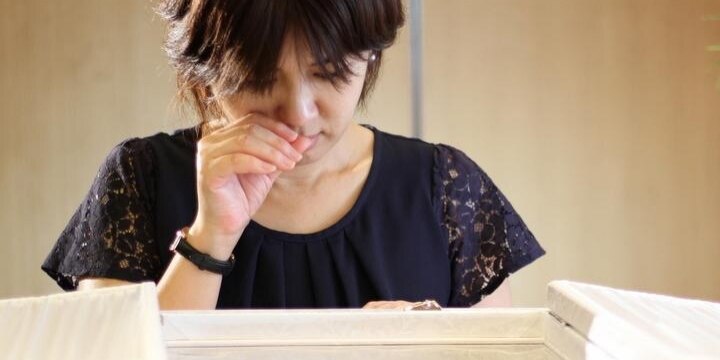 子どもが亡くなった…養育費払っているけど「行方不明」の父親に伝える義務は?