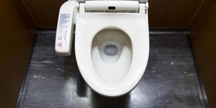 「お尻を触っている気分に」声優ファンがトイレで「迷惑行為」…罪に問われる?