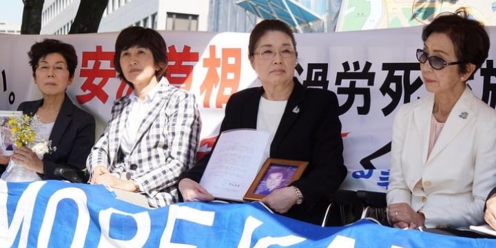 過労死遺族、官邸前に座り込み…高プロに反対「労働者目線の働き方改革を」