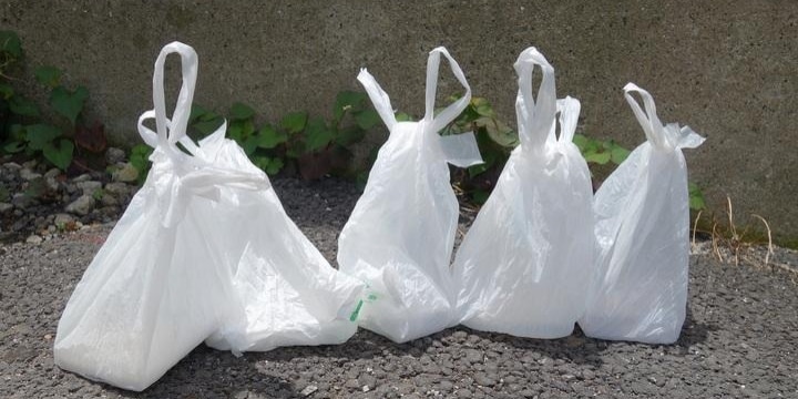 道路に「排せつ物」入りビニール袋1000個超を捨てて逮捕、男性が問われた罪は?