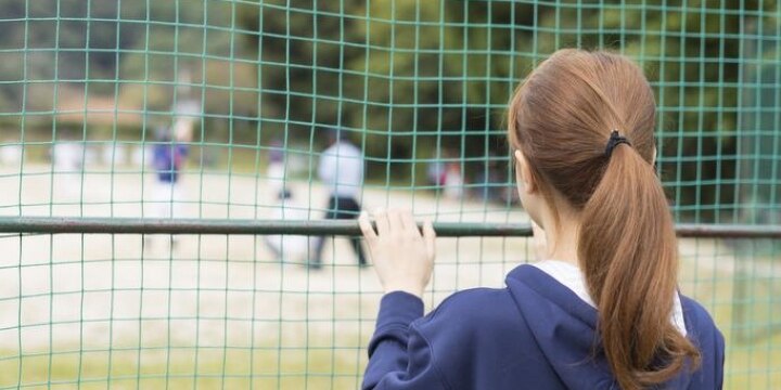 「雑草ちゃん」「坊主にさせるぞ」部活顧問からの言葉の暴力、法的に訴えられるのか