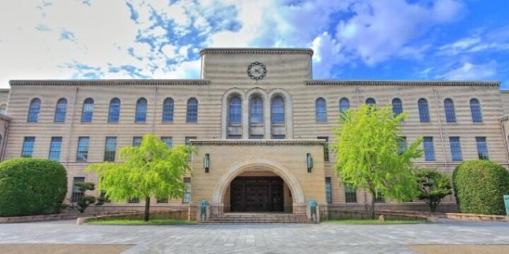 仕事中にアダルトサイト「1220時間」閲覧した神戸大職員、「懲戒解雇」にならない理由