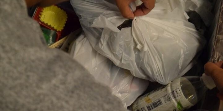 「なんで燃えないゴミ捨ててんの!」 ご近所さんは「ゴミ奉行」、袋開けは違法?