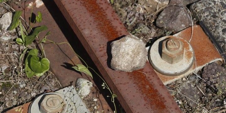 小学生が線路に「置き石」、電車緊急停止…事故が起きれば親に巨額請求の可能性も