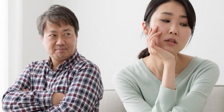 生活費を家に1円も入れない父に、家族は呆れ顔…どうやったら追い出せるのか