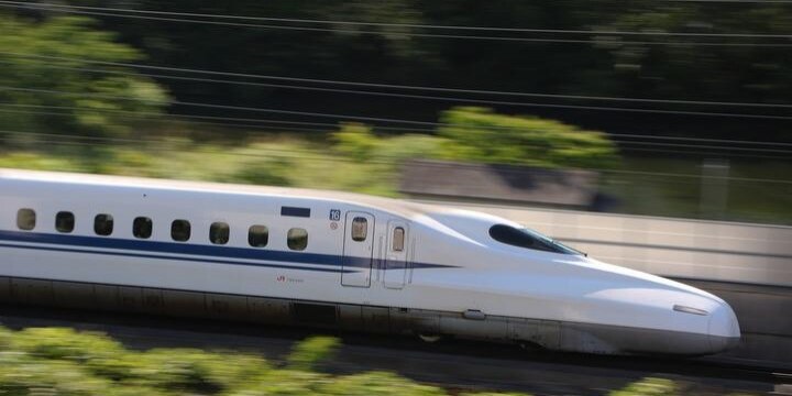 頭上を「時速300キロ」で通過する新幹線を体感 JR西の研修、どんな問題がある?
