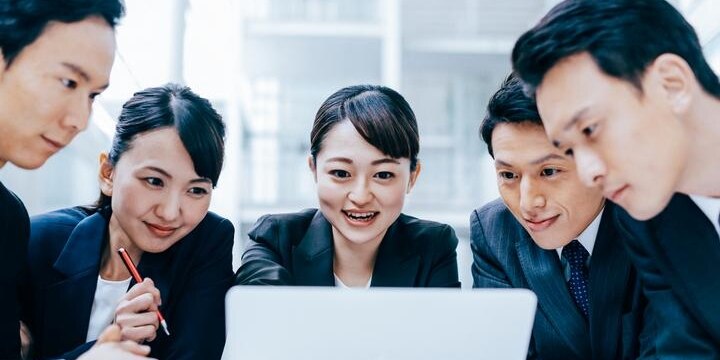 新入社員の履歴書を回覧して「かわいい」か評価、あだ名の命名も…問題ない?