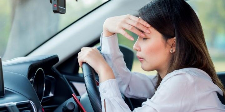 コンビニ駐車場を横切る「コンビニワープ」は危険だけど…「違法」じゃないの?