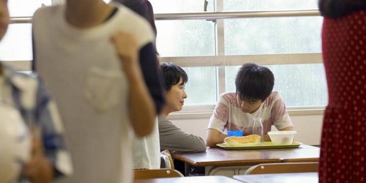 学校給食の「完食指導」は体罰か? 会食恐怖症につながるケースも