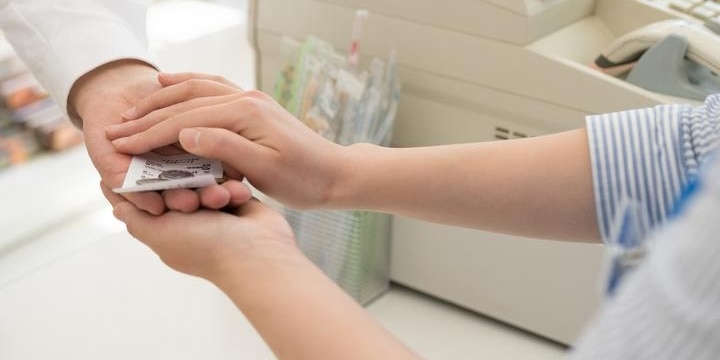 レジで女性店員の手をわざと握って「肌を楽しむ」迷惑客、犯罪では?