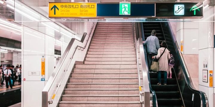 エスカレーター歩行に反響 止まると舌打ち、「階段より早い」と反論も